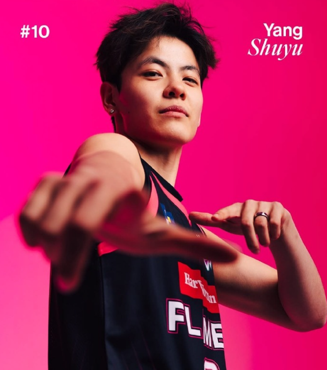 杨舒予亮相谊园!全英采访侧面透露目标WNBA 还与多位美女球迷合影